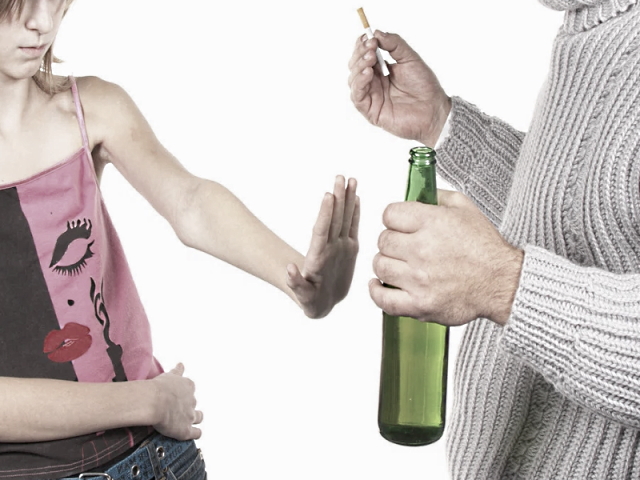 Пьющий в семье что делать. Пьющий отец. Пьянство родителей. Отец алкоголик горе в семье. Отец пьяница.